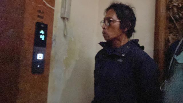 Nanang Gimbal (45), pembunuh Sandy Permana tiba Polda Metro Jaya, Rabu (15/1/2025).