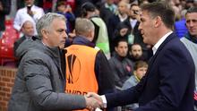 Pelatih Celta Vigo Eduardo Berizzo (kanan) dan pelatih Manchester United Jose Mourinho. (AFP/Miguel Riopa)