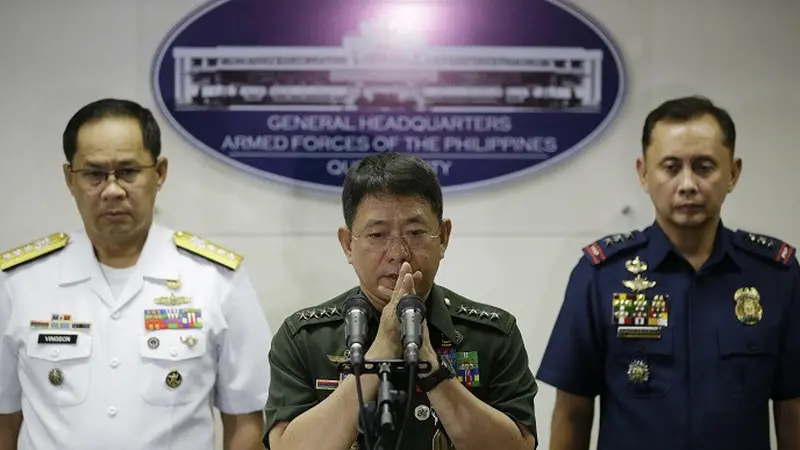 Kepala Staf Angkata Bersenjata Filipina, Jenderal Eduardo Ano, menyampaikan taklimat pada konferensi pers tentang Abu Sayyaf, 12 April 2017 (Aaron Favila/AP)