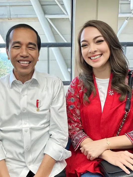 <p>Bertemu presiden, banyak selebiti yan memanfaatkan untuk berfoto bersama. "Pengalaman naik LRT dengan Pak @jokowi 😄🙏Senang sekali dengan makin banyak dan bervariasinya transportasi publik. Semoga dapat mengurangi kemacetan dan polusi di wilayah Jabodetabek." tulis Reisa. [Instagram/reisabrotoasmoro]</p>