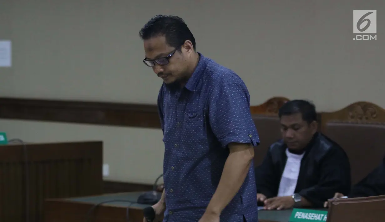 Terdakwa kasus suap yang juga Panitera Pengadilan Negeri Medan, Helpandi saat menjalani sidang pembacaan putusan di Pengadilan Tipikor, Jakarta, Kamis (4/4). Helpandi terbukti menerima uang SGD 280 ribu dari pengusaha Tamin Sukardi. (Liputan6.com/Helmi Fithriansyah)