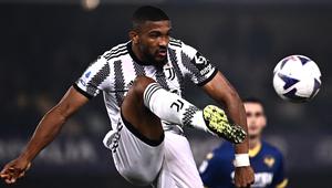 Bek Juventus, Gleison Bremer mengontrol bola saat menghadapi Hellas Verona pada laga Liga Italia 2022/2023 di Bentegodi Stadium, Verona (10/11/2022). Juventus berhasil mendatangkan Gleison Bremer pada awal musim 2022/2023 setelah bersaing dengan Arsenal, Tottenham dan Newcastle United. Dalam kondisi finansial seperti sekarang ini, Juventus bisa saja melepas sang pemain musim depan ke Tottenham atau Arsenal yang masih membutuhkan jasa Gleison Bremer. (AFP/Marco Bertorello)