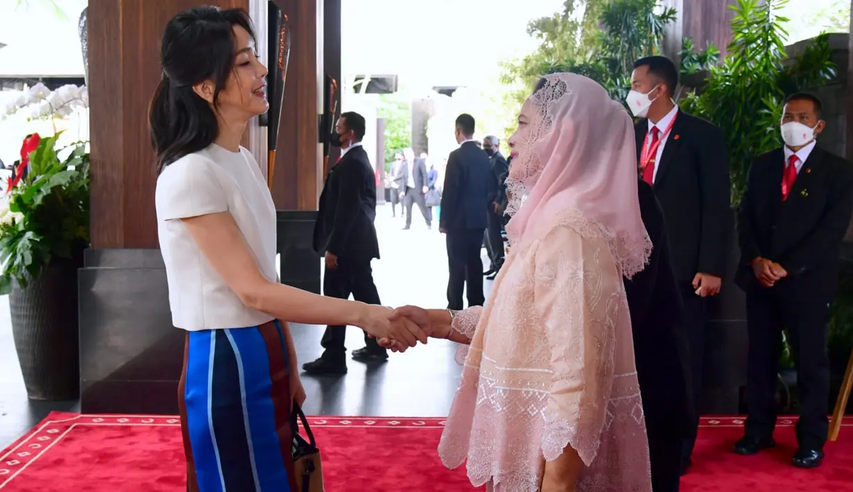 <p>Ibu Iriana Jokowi dan Ibu Negara Korea Selatan terlihat akrab. Selama penjamuan keduanya banyak berbincang lalu menikmati jamuan minum teh. [Foto: Biro Pers Istana Negara]</p>