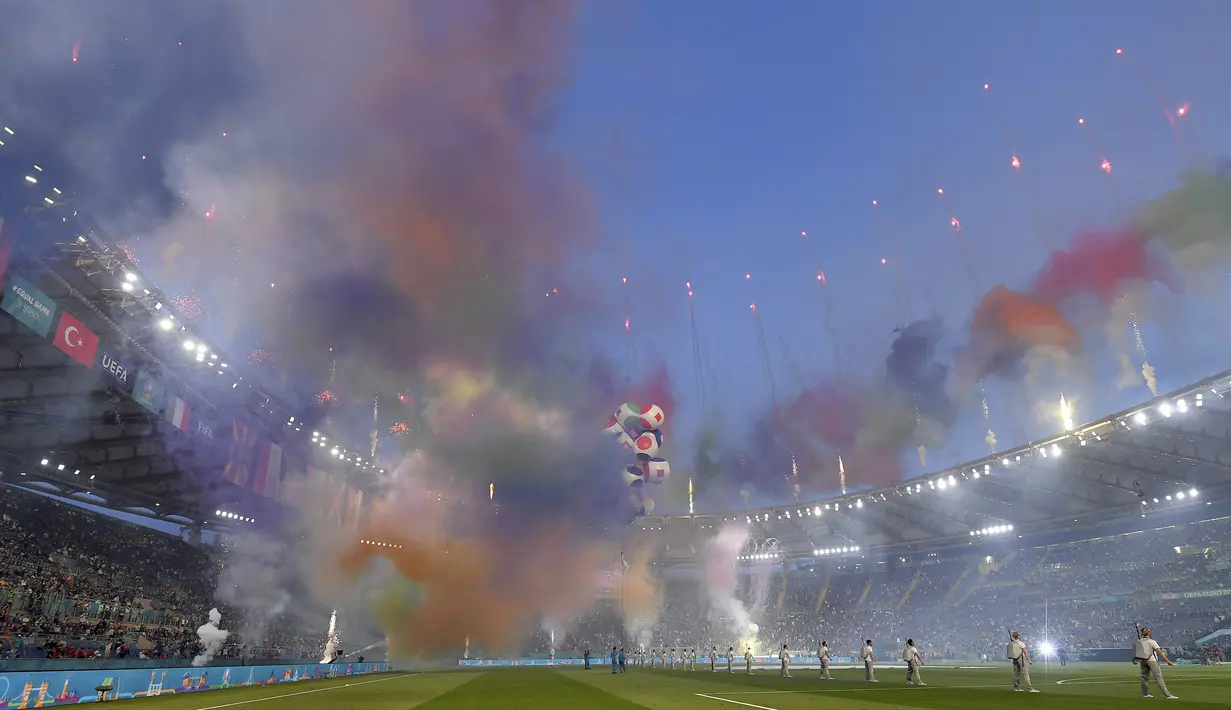 Selain itu ada juga penampilan menarik dari Andrea Bocelli dan juga U2 yang menambah meriah Opening Ceremony tersebut. (Foto: AP/Pool/Ettore Ferrari)