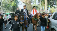 Wali Kota Bogor Bima Arya dan Gubernur DKI Anies Baswedan menunggangi kuda dalam acara helaran seni budaya nusantara di Kota Bogor. (Achmad Sudarno)