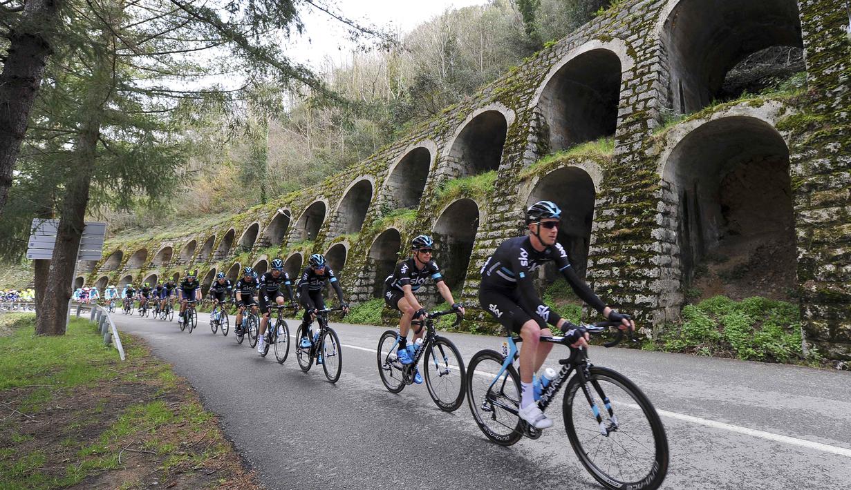 Peserta balap Tour of Catalonia cycling race melintasi sebuah daerah yang terlihat seperti benteng  di Calella, Senin (21/3/2016. (AFP/Josep Lago)
