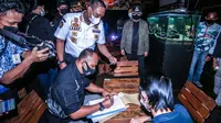 2 Kafe di Kota Bogor didenda Rp 10 Juta lantaran melanggar jam operasional. (Liputan6.com/Achmad Sudarno)