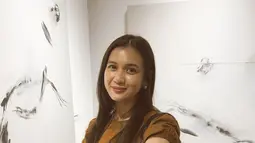 Ini adalah foto Dea Annisa gandeng tangan pria diduga kekasih yang curi perhatian netizen. Tak hanya salah fokus dengan tangan pria, netizen juga dibuat pangling dengan senyuman manisnya. Beberapa rekan selebriti sudah mengetahui pria yang diduga kekasih Dea Annisa ini, alhasil sahabat Dea Annisa ini pun ramai menggoda mantan artis cilik ini di kolom komentar. (Liputan6.com/IG/@deaaannisa)