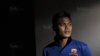 Bek Madura United, Fachruddin Aryanto, saat foto sesi bersama Bola.com di Hotel Lor In Sentul, Bogor, Minggu (17/9/2017). Fachruddin merupakan bek yang kerap memperkuat Timnas Indonesia. (Bola.com/Vitalis Yogi Trisna)