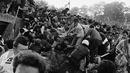 Para suporter coba menyelamatkan diri dari tembok ambruk di Stadion Heysel, Brussels Belgiapada tanggal 29 Mei 1985 saat laga final Liverpool vs Juventus. . (AP Photo/Gianni Foggia, File)