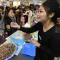 Ilustrasi perempuan Jepang membeli coklat di Hari Valentine (AFP Photo)