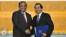 Rizal Ramli (kanan) berjabat tangan Indroyono Soesilo usai penandatangan sertijab menteri di gedung BPPT, Jakarta, Kamis (13/8/15). Rizal resmi menggantikan Indroyono Soesilo sebagai Menko Kemaritiman. (Liputan6.com/Herman Zakharia)