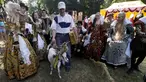 Ferdinandas Petkevicius berpose dengan kambingnya, Demyte, yang menjadi pemenang kontes kecantikan kambing di Ramygala, Lithuania, Minggu (26/6). Kontes kecantikan unik yang melibatkan kambing ini merupakan tradisi turun temurun. (REUTERS/Ints Kalnins)