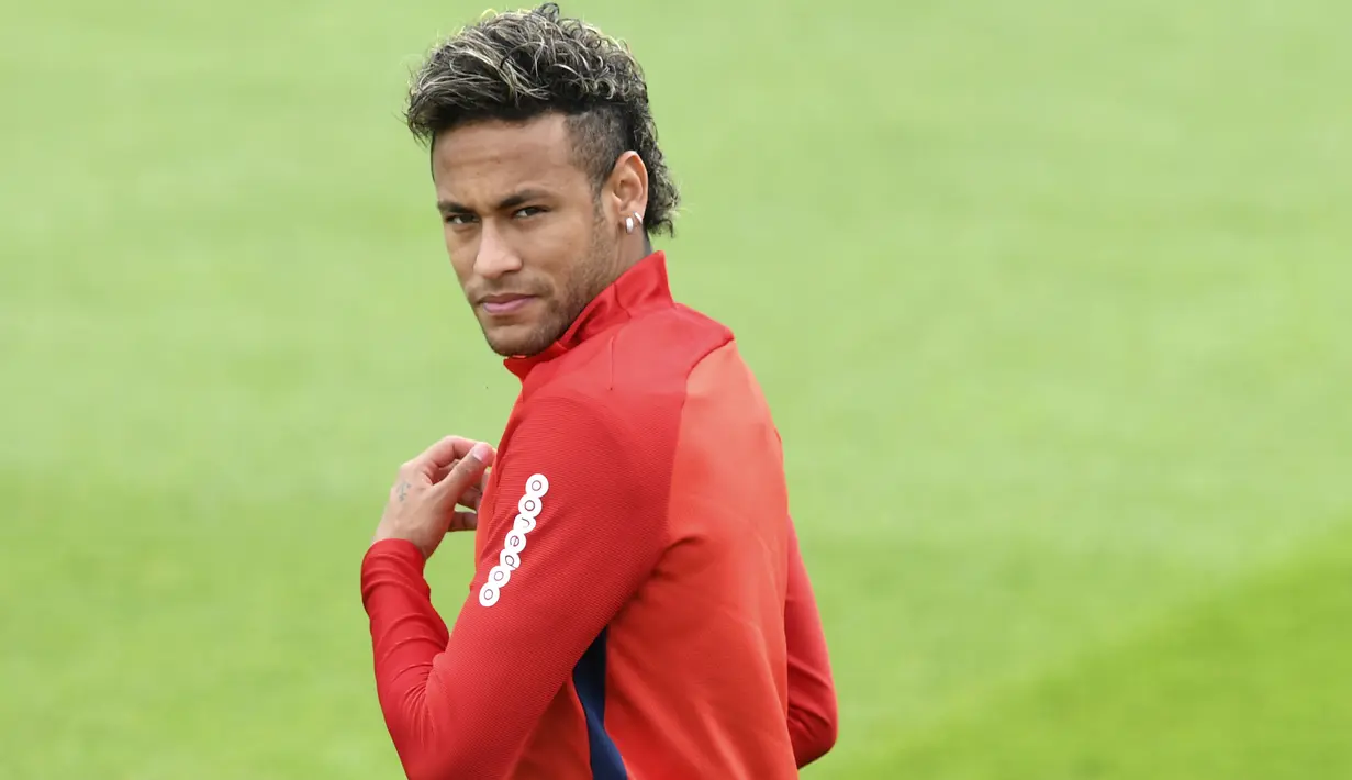 Senyum Neymar yang terlihat santai pada sesi latihan  bersama PSG di Camp des Loges, Paris, (11/8/2017). PSG akan mengawali Liga 1 Prancis melawan Guingamp. (AFP/Alain Jocard)