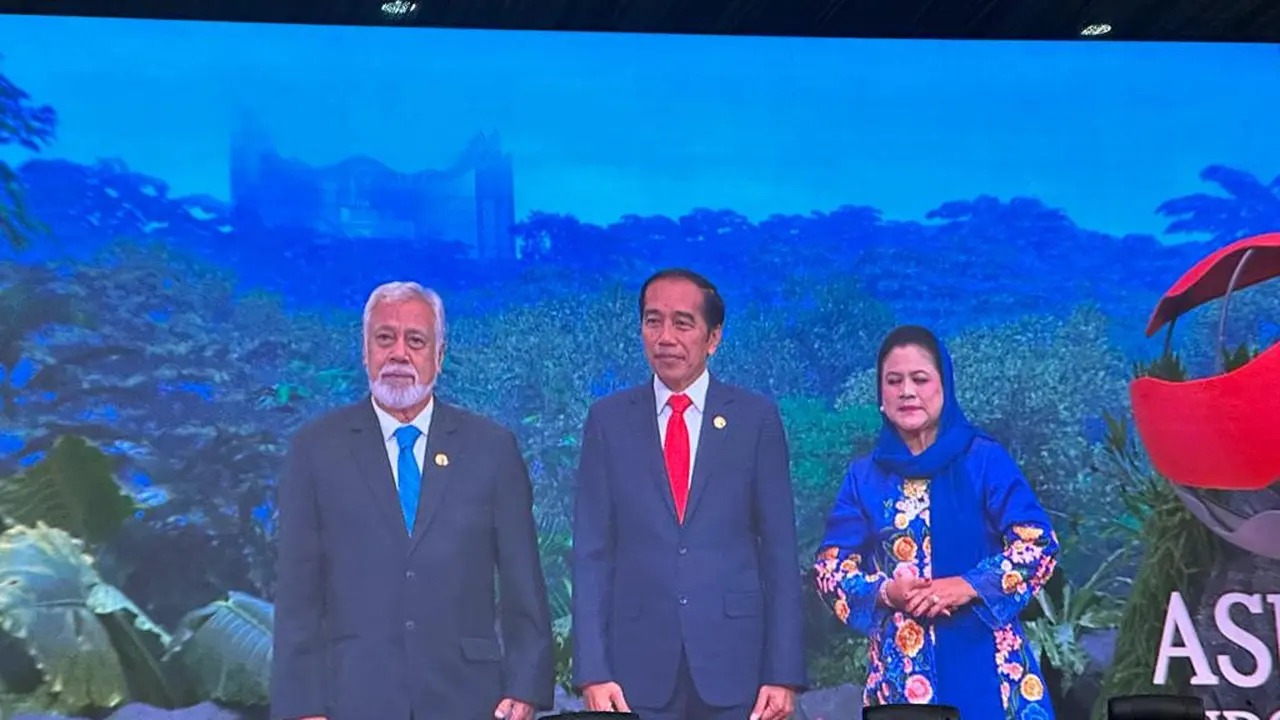Presiden Jokowi dan Ibu Iriana menyambut Presiden Timor Leste Xanana Gusmao sebelum KTT ke-43 ASEAN dimulai di Plenary Hall, JCC, Jakarta, Selasa (5/9/2023). (Liputan6/Benedikta Miranti)