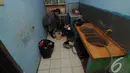 Ibunda Sony Wakwaw sedang membereskan barang-barang di dapur saat tiba di rumah baru mereka di kawasan Cibubur, Jakarta Timur. Foto diambil pada Kamis (4/12/2014). (Liputan6.com/Herman Zakharia)