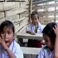 Dalam sekolah yang sangat sederhana itu terdapat enam ruang kelas yang masing-masing berukuran 1,5 x 4 meter.