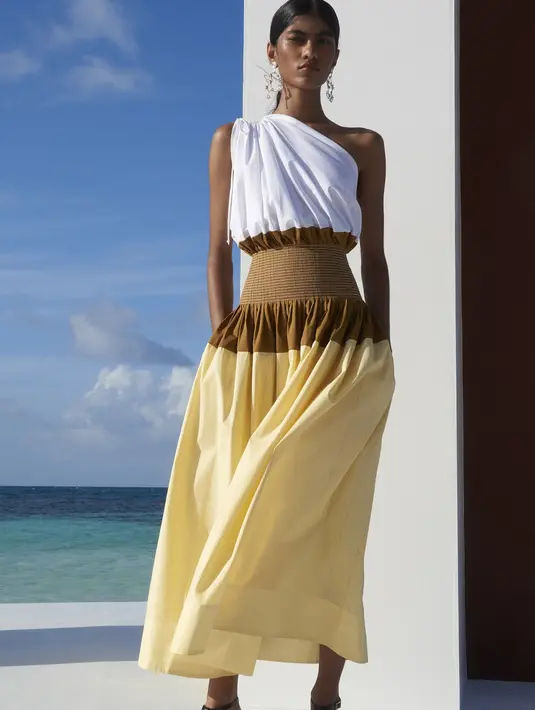 Knit dressing dieksplorasi dengan bahan bulu yang ringan dan teknologi tumpuk yang disesuaikan dengan setiap bentuk tubuh, tanpa membuatnya terlihat aneh. Foto: Tory Burch.