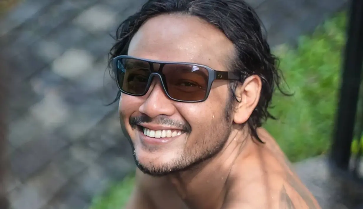Meski kini sudah menginjak usia kepala empat, aktor asal Surabaya ini tetap menawan. Apalagi ketika ia kerap memakai kacamata hitam. (Liputan6.com/IG/@dwisasono)