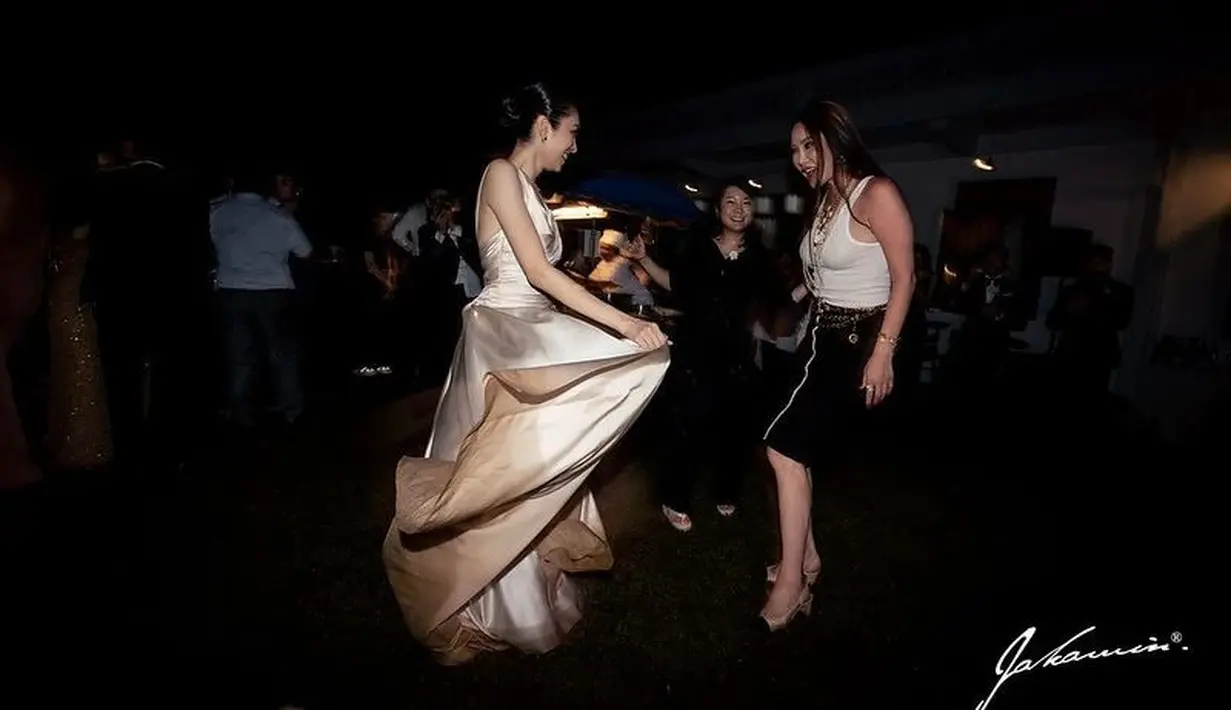 Dengan gaun pengantin yang menjuntai, ia bisa memainkan bagian roknya. Baik dengan gaya elegan maupun energetik. [@jakawin_photography]