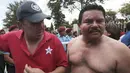 Wakil dari Independent Liberal Party (PLI), Jose Matus (kiri), dan Parlemen Amerika Tengah, Augusto Valle, cedera dalam bentrokan di depan Dewan Pemilihan Agung (CSE) Managua , Nikaragua, (8/7/ 2015). (REUTERS/Oswaldo Rivas)