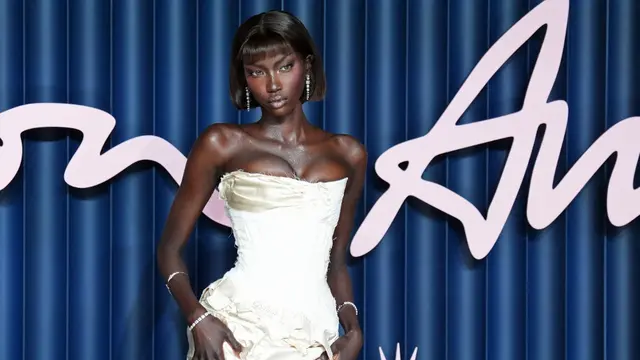 Anok Yai, dinobatkan sebagai Model The Fashion Awards 2025, bersinar dalam gaun emas karya Dilara Findikoğlu.