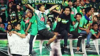 Bonekmania diharapkan pakai kereta api saat mendukung Persebaya di babak 8 besar Liga 2 (Liputan6.com/Dimas Angga P)