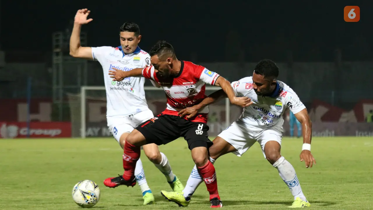 Madura United vs Persib Bandung