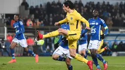 Aksi pemain PSG, Edinson Cavani melewati adangan pemain Strasbourg (RCSA) pada lanjutan Ligue 1 Prancis di Meinau Stadium, Strasbourg, (2/12/2017). PSG kalah 1-2 dari Strasbourg. (AFP/Frederick Florin)