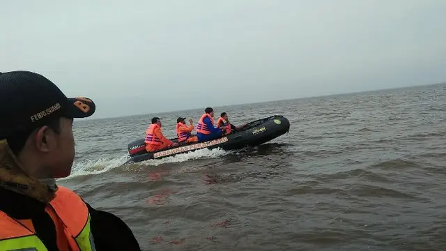 Personel Basarnas Pekanbaru menyisir Selat Morong Bengkalis