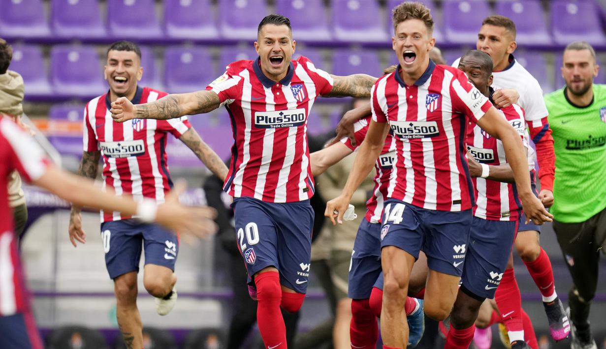 Para pemain Atletico Madrid merayakan kemenangan atas Real Valladolid pada laga Liga Spanyol di Stadion Jose Zorrilla, Sabtu (22/5/2021). Atletico Madrid menang dengan skor 2-1. (AP/Manu Fernandez)