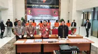 Polisi membongkar sindikat pengedar uang palsu di Jakarta dan Jawa Barat. (Liputan6.com/Nanda Perdana Putra)