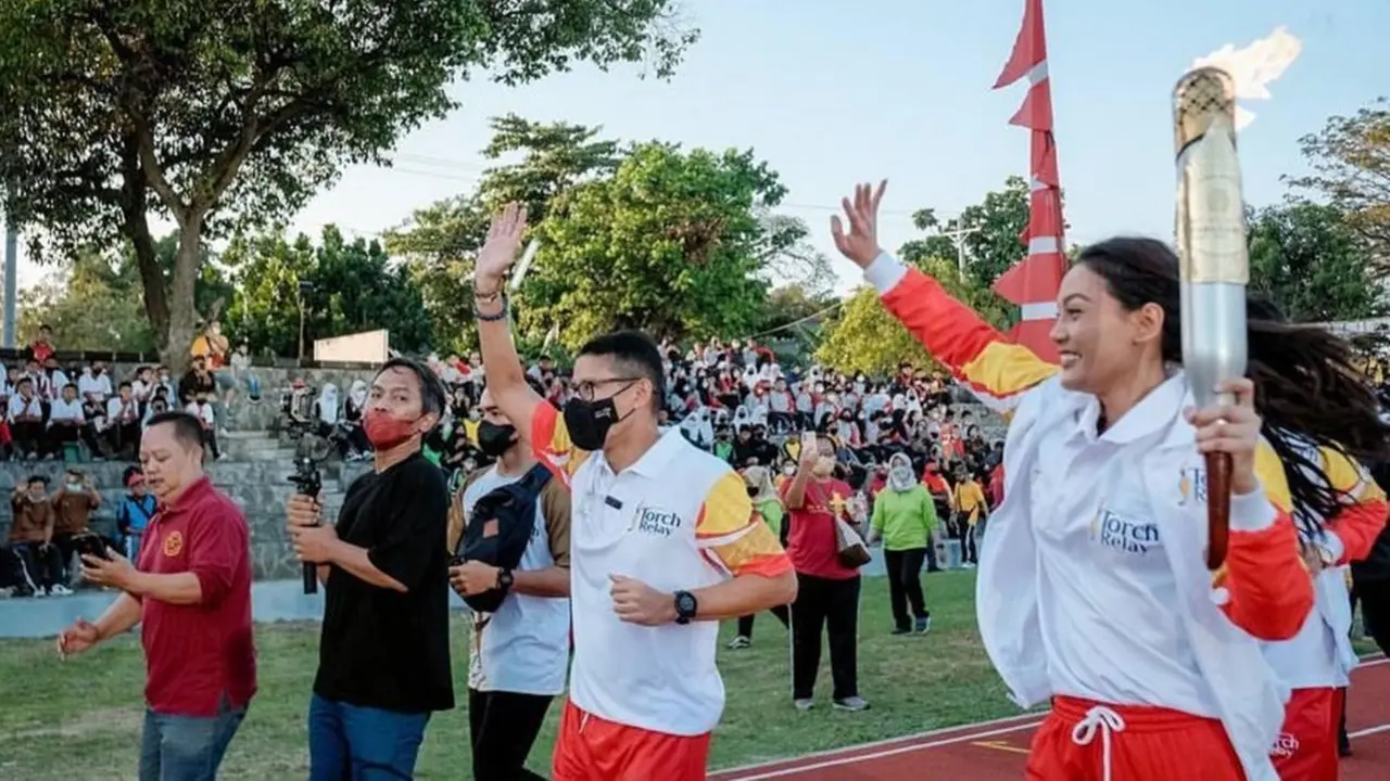 Potret Erika Carlina di Pembukaan Asean Para Games 2022, Energik Lari Bawa Obor