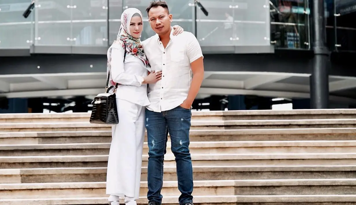 "Kami kenalnya sih sudah lama. Cuma dekat dan jadiannya dua bulan terakhir," sambung mantan kekasih Zaskia Gotik tersebut. (Instagram/vickyprasetyo777)