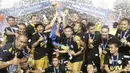 Para pemain Mitra Kukar merayakan keberhasilan menjadi juara Piala Jenderal Sudirman. Naga Mekes berhasil menaklukan Semen Padang 2-1 pada laga final. (Bola.com/Vitalis Yogi Trisna)