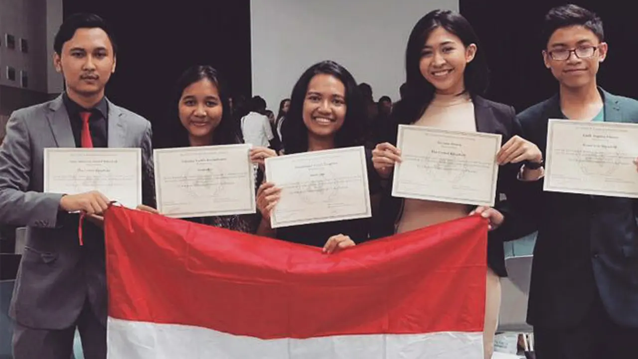 5 Mahasiswa UI Raih Penghargaan Internasional di Den Haag