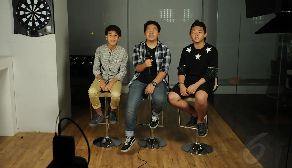 Personil CJR menyanyikan salah satu soundtrack film mereka saat berkunjung di markas Liputan6.com di Jakarta, Senin (22/12/2014). CJR melakukan promo film kedua dengan judul Lawan Rasa Takutmu. (Liputan6.com/Helmi Fithriansyah) 