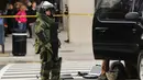 Penjinak bom memeriksa mencurigakan di dekat Hilton Garden Hotel di Washington, DC.AS (19/1). Jelang dilantiknya Donald Trump, Polisi AS menemukan benda yang mencurigakan. (AFP Photo/Andrew Caballero-Reynolds)