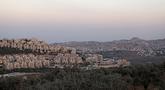 Pemandangan pemukiman Har Homa yang diambil Israel, dengan latar belakang kota Betlehem (kanan) di Tepi Barat di Yerusalem Timur pada 23 September 2022. Har Homa atau Homat Shmuel secara resmi adalah pemukiman Israel di selatan Yerusalem Timur, dekat Beit Sahour. (AFP/Ahmad Gharabli)
