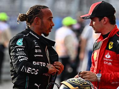 Pembalap Mecedes, Lewis Hamilton (kiri) dan pembalap Ferrari, Charles Leclerc didiskualifikasi dari Formula 1 GP Amerika Serikat karena melanggar regulasi teknis. (AFP/Chandan Khanna)