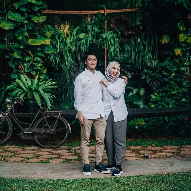 7 Potret Ricky Harun dan Herfiza Tampil dengan Baju Couple, Serasi Banget