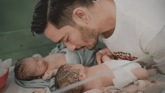 Lahirkan Bayi Kembar, Ini 5 Potret Wajah Anak Syahnaz dan Jeje yang Menggemaskan