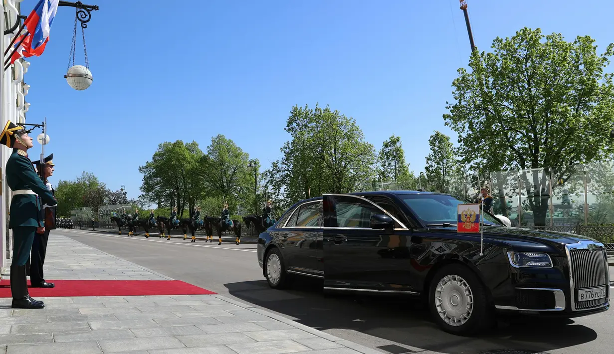 Limosin baru yang membawa Presiden Rusia terpilih, Vladimir Putin saat pelantikan di Kremlin, 7 Mei 2018. Putin mendorong penggunaan mobil buatan Rusia untuk memelihara patriotisme dan mendukung industri otomotif domestik. (AFP/SPUTNIK/Sergei GUNEYEV)