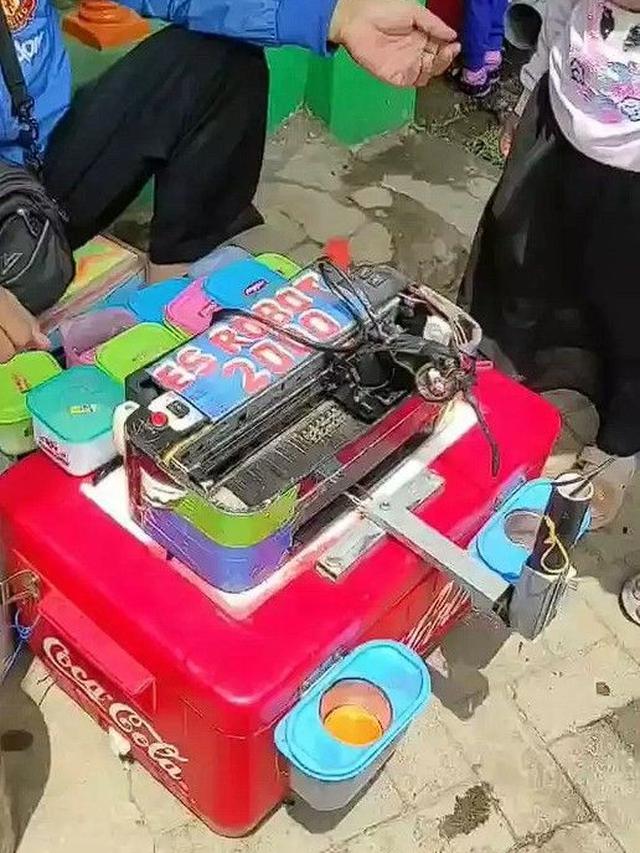 10 Potret Nyeleneh Pedagang Pakai Alat Tak Biasa Waktu Jualan Ini Bikin Heran