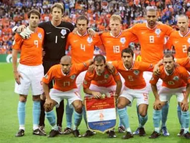 Netherlands team pose before their Euro 2008 Championships Group C football match the Netherlands vs. Italy on June 9, 2008 at the stade de Suisse in Bern. AFP PHOTO / DIMITAR DILKOFF