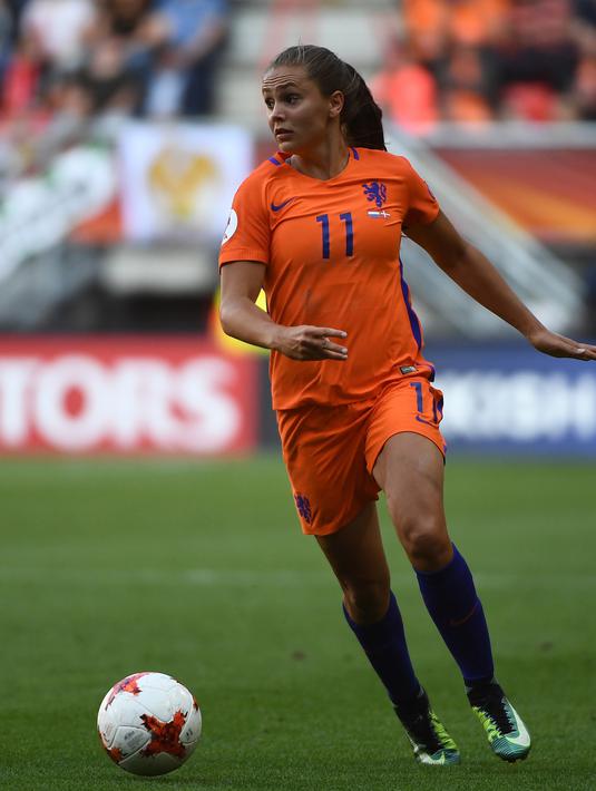 Aksi Lieke Martens membawa bola saat bertanding melawan Denmark pada final UEFA Women's Euro 2017 di Stadion Fc Twente di Enschede (7/8). Lieke Martens menandatangani kontrak untuk FC Barcelona pada 12 Juli 2017. (AFP Photo/John Thys)