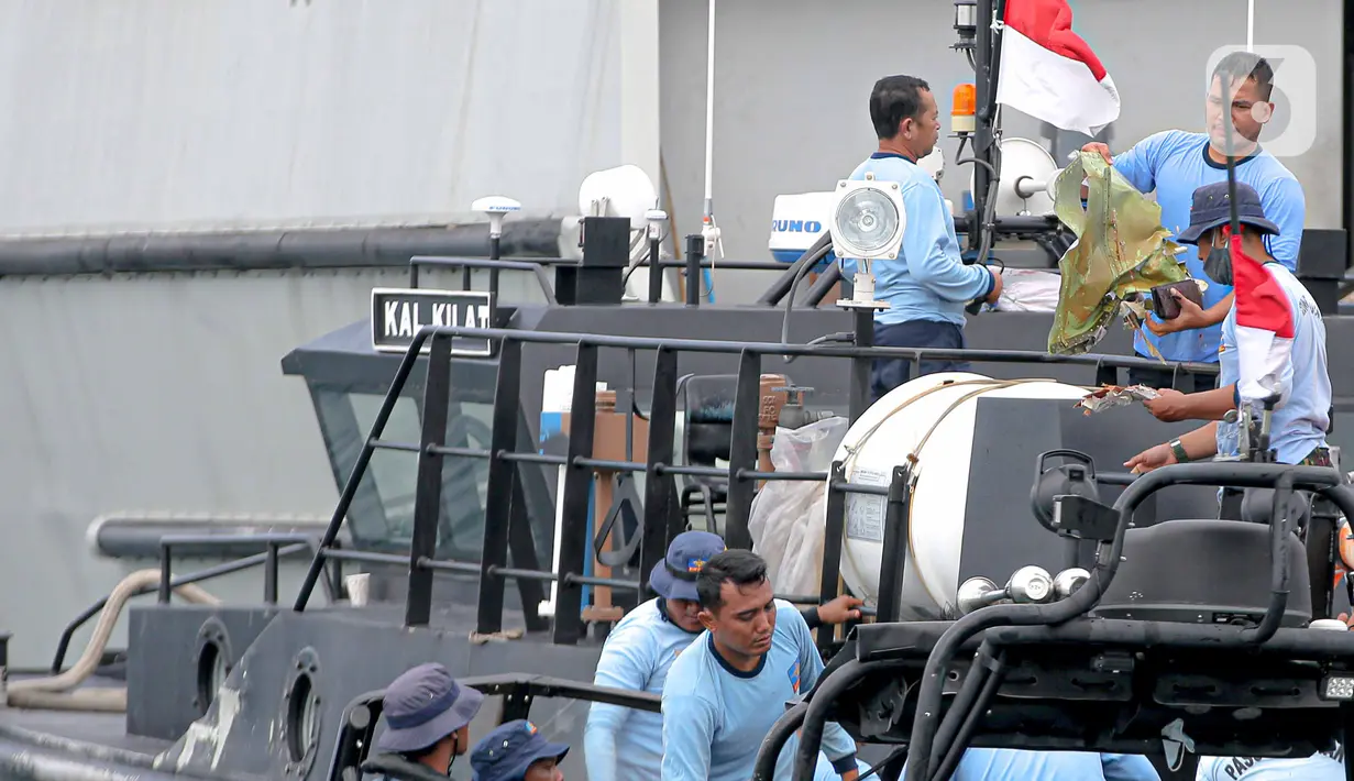 Pasukan Kopaska TNI AL mengangkat puing pesawat Sriwijaya Air SJ 182 di perairan Kepulauan Seribu, Jakarta, Selasa (12/1/2021). Bagian serpihan Sriwijaya Air SJ 182 sudah mulai ditemukan, dan tim gabungan pun telah mendeteksi keberadaan black box pesawat di lokasi. (Liputan6.com/Faizal Fanani)