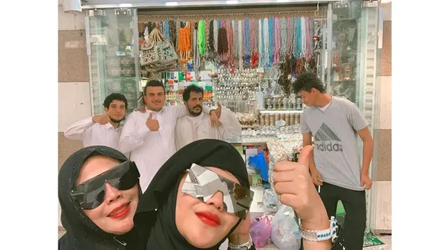 Curi Perhatian, Ini 7 Gaya Rosa Meldianti Saat Umroh dengan Ibunda