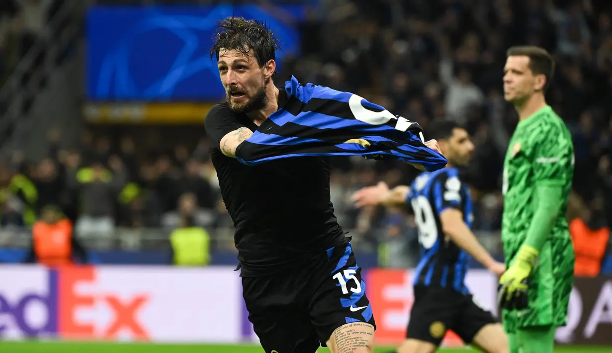 Di akhir babak kedua, pada menit ke-90+3, Francesco Acerbi mencetak gol dan memaksa laga berlanjut ke babak tambahan waktu. (PIERO CRUCIATTI/AFP)