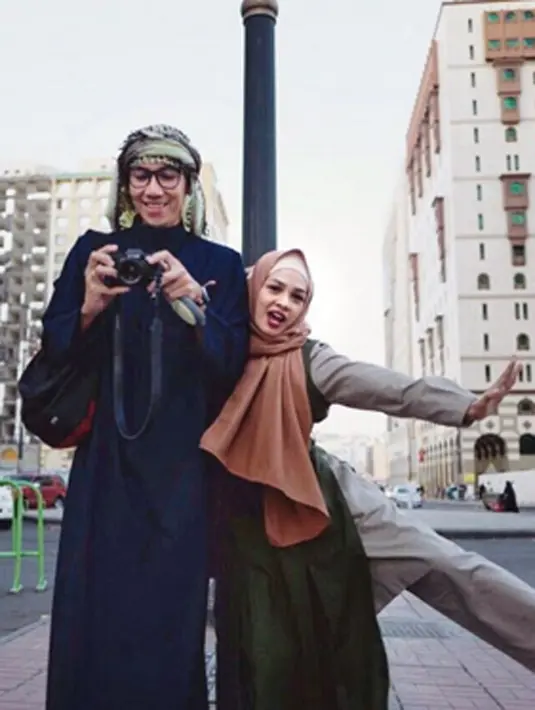 Andien Aisyah dan suami, Ippe, terlihat antusias saat  mengunjungi Madinah, salah satu kota di Arab Saudi beberapa minggu yang lalu. (via instagram/@andienaisyah)